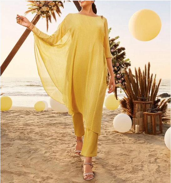 अंदर की शर्ट और ट्राउज़र के साथ असिमेट्रिक कुर्ता